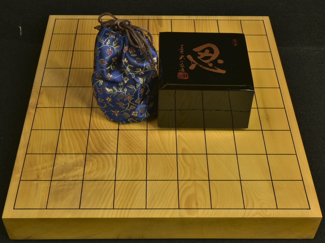 将棋駒 本黄楊（御蔵島黄楊）上彫 鷹山作 | 前川榧碁盤店