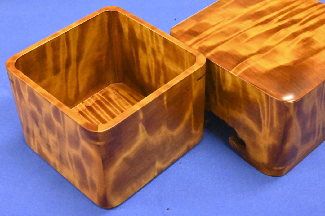 駒箱 栃杢  隅丸  摺漆　