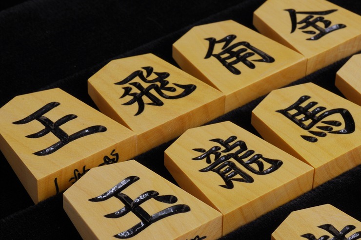 将棋駒 本黄楊 越山作 一字彫
